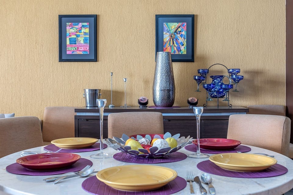 ddetai of the dining table and side table