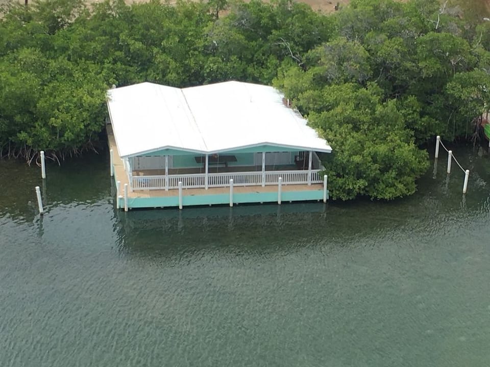Spacious beach house with port tat accommodates two 35 foot boats.