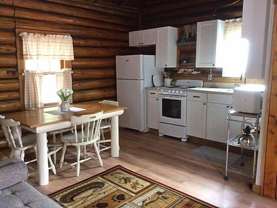 Kitchen & dining area