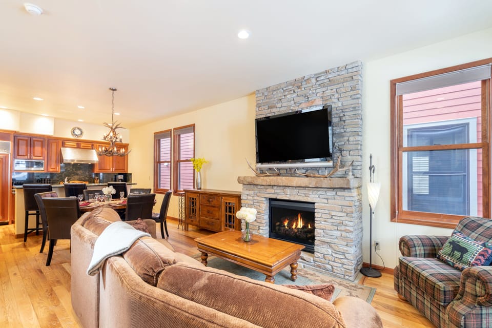 1.3-telluride-bluebird-day-living-dining-kitchen.jpg