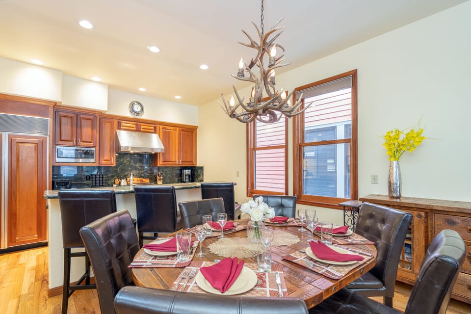 1.4-telluride-bluebird-day-dining-kitchen.jpg