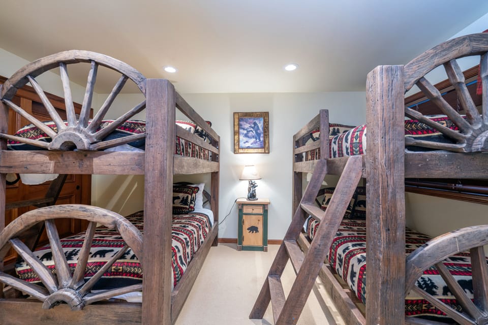 2.07-telluride-bluebird-day-guest-bunk-bedroom-b.jpg