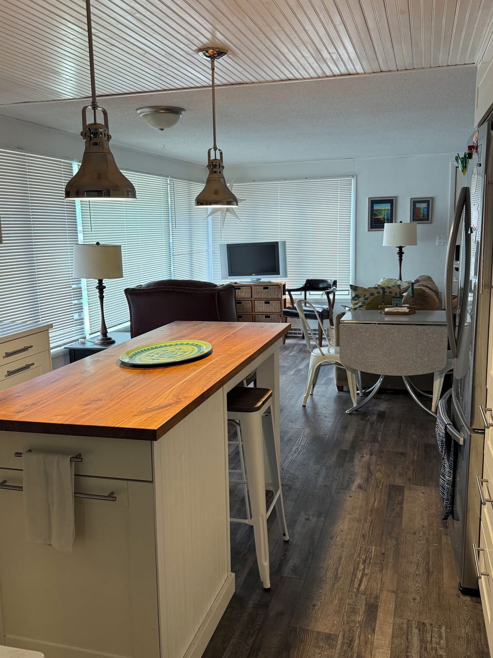 Kitchen island kitchen