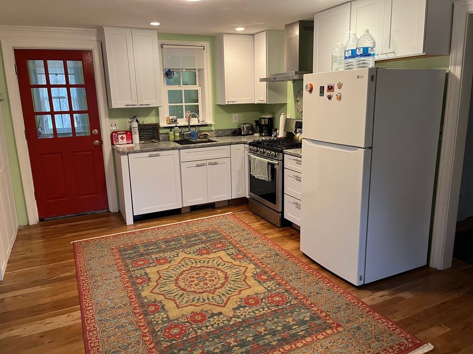 Kitchen w/ gas stove, refrigerator/freezer, dishwasher, washer/dryer, sink.