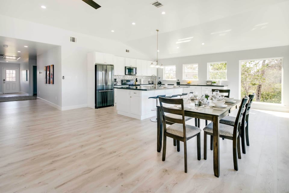 Dining Area | Dishes & Flatware Provided