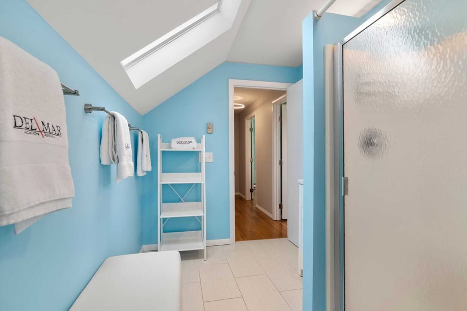 2nd Floor Bathroom w/ Shower