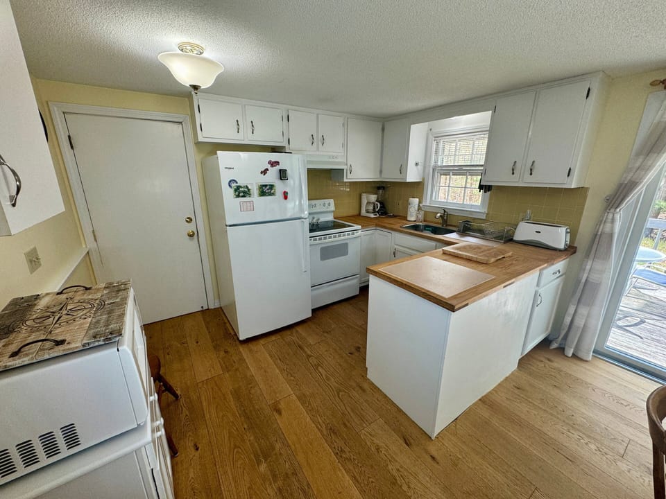 Kitchen / Dining Area