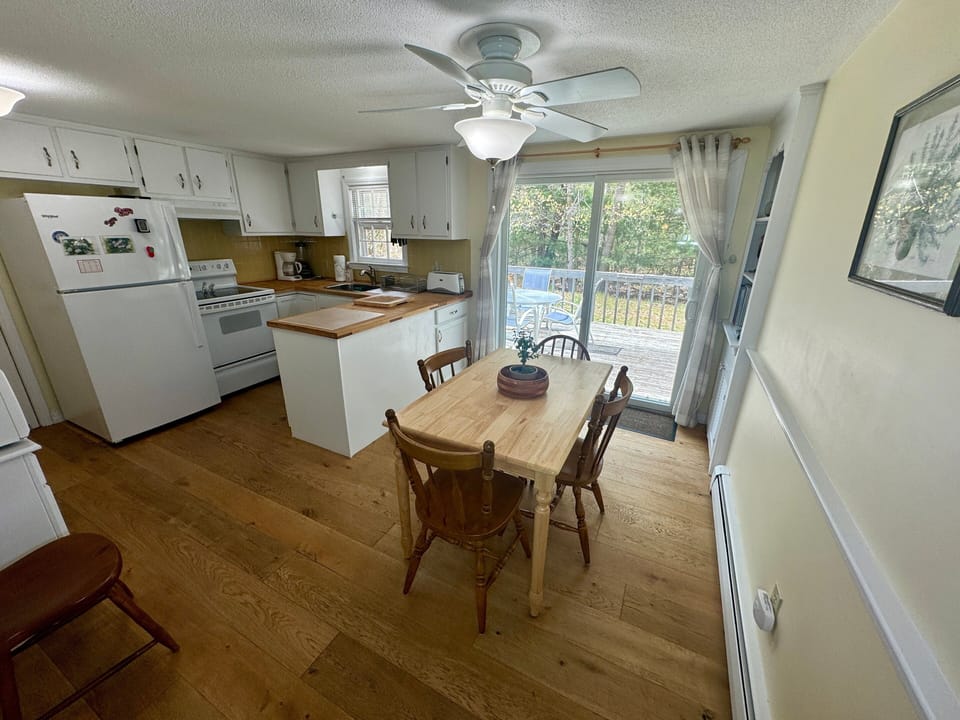 Kitchen / Dining Area