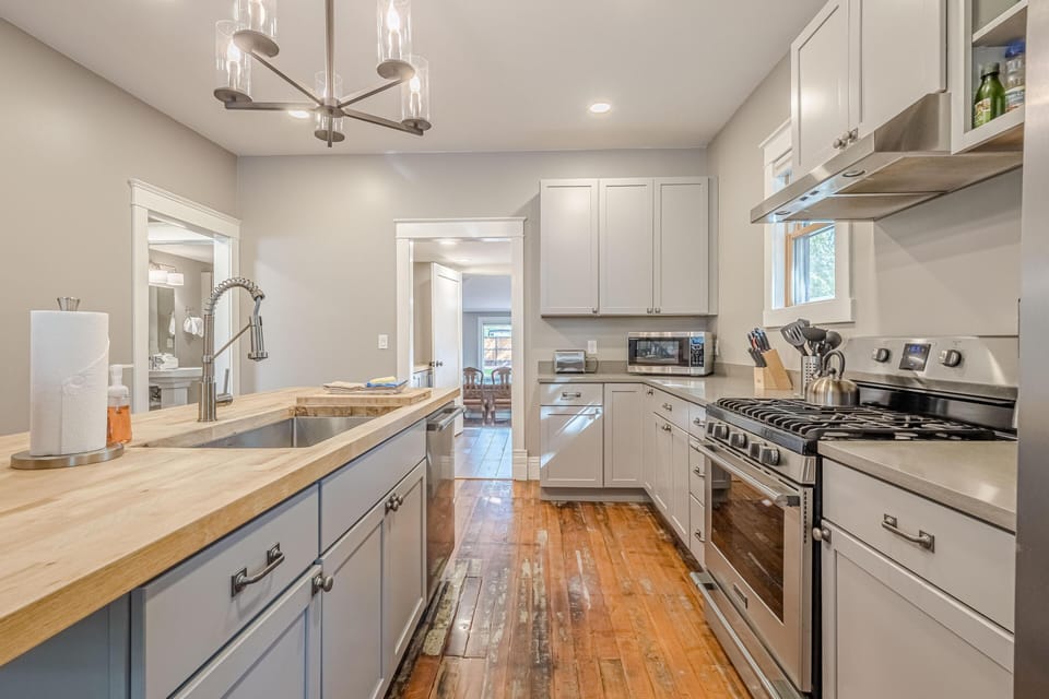 Even if your idea of “cooking” is opening wine, this kitchen’s got you.