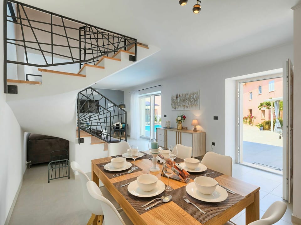 Property, Room, Building, Ceiling, Furniture, Interior Design, House, Real Estate, Table, Dining Room