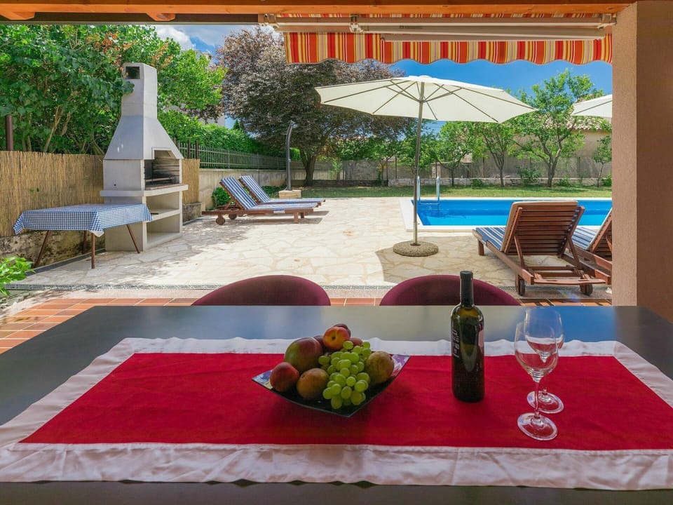 Table, Plant, Furniture, Property, Tableware, Outdoor Table, Bottle, Building, Outdoor Furniture, Shade