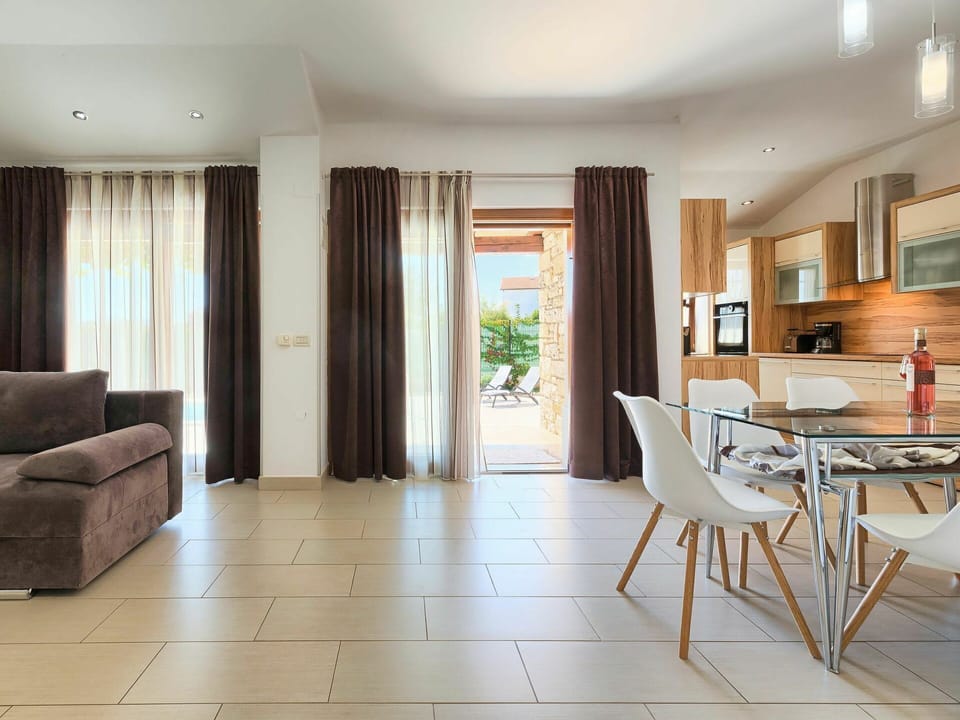 Room, Furniture, Floor, Interior Design, Property, Living Room, Curtain, Building, Laminate Flooring, Flooring