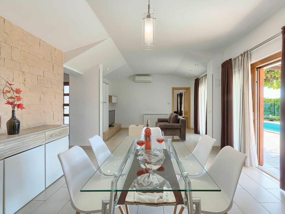 Room, Property, Dining Room, Interior Design, Building, Furniture, Table, Real Estate, House, Floor