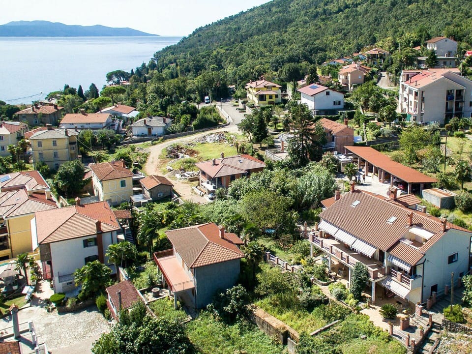 Mountain Village, Town, Residential Area, Neighbourhood, Human Settlement, Village, Suburb, Urban Area, Hill Station, City