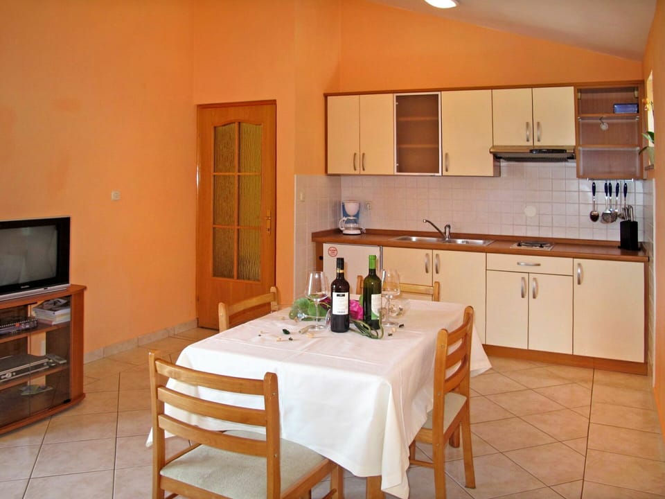 Room, Property, Furniture, Kitchen, Countertop, Cabinetry, Building, Floor, House, Interior Design