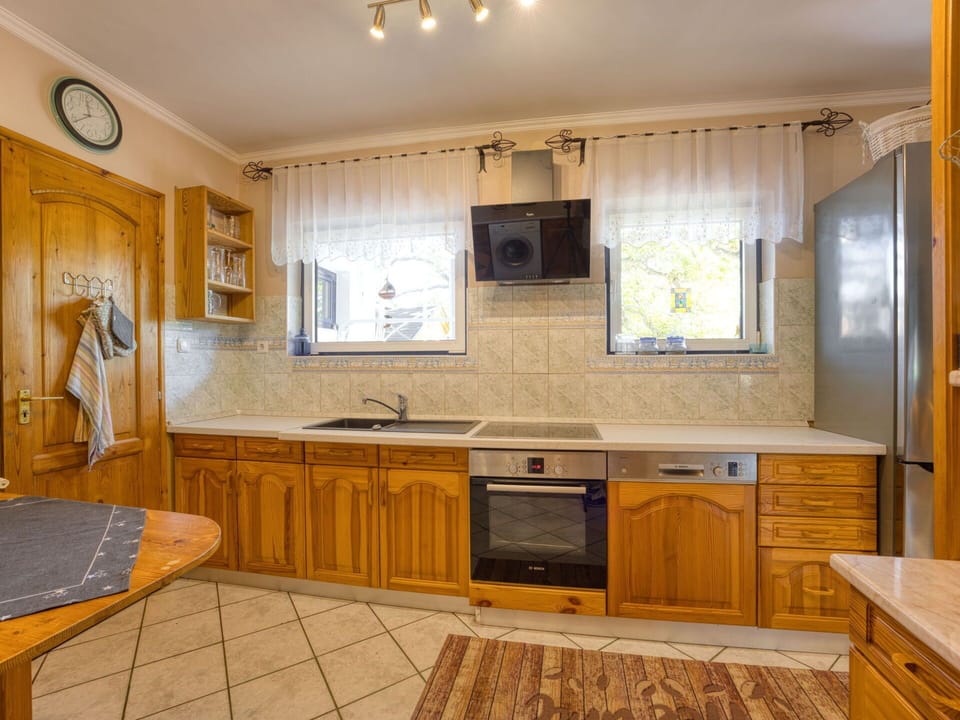 Cabinetry, Countertop, Sink, Property, Furniture, Kitchen Sink, Tap, Plumbing Fixture, Kitchen, Houseplant
