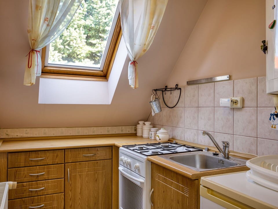 Kitchen Sink, Cabinetry, Sink, Property, Window, Tap, Furniture, Plumbing Fixture, Building, Interior Design
