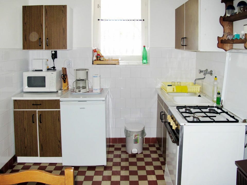 Room, Major Appliance, Kitchen, Property, Furniture, Cabinetry, Floor, Interior Design, Refrigerator, House
