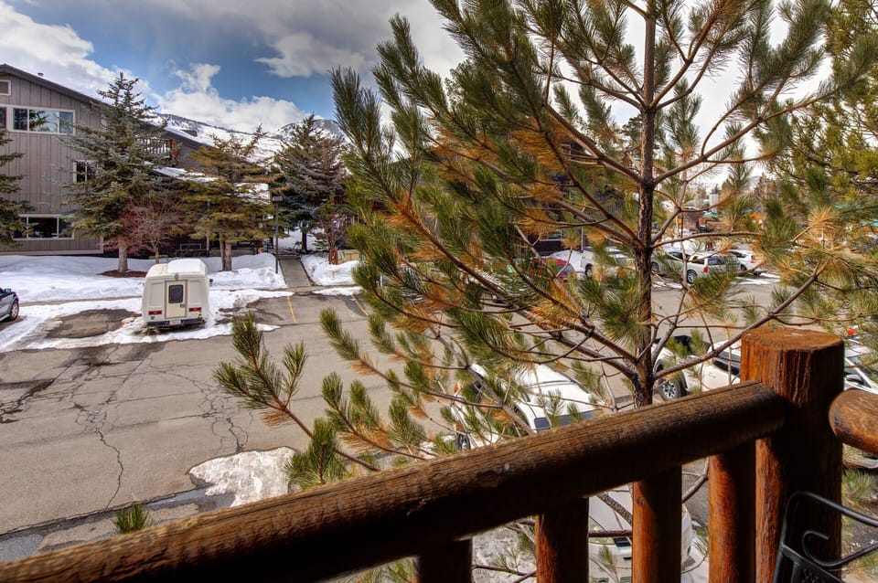 Prospector Lodge 732: Private balcony