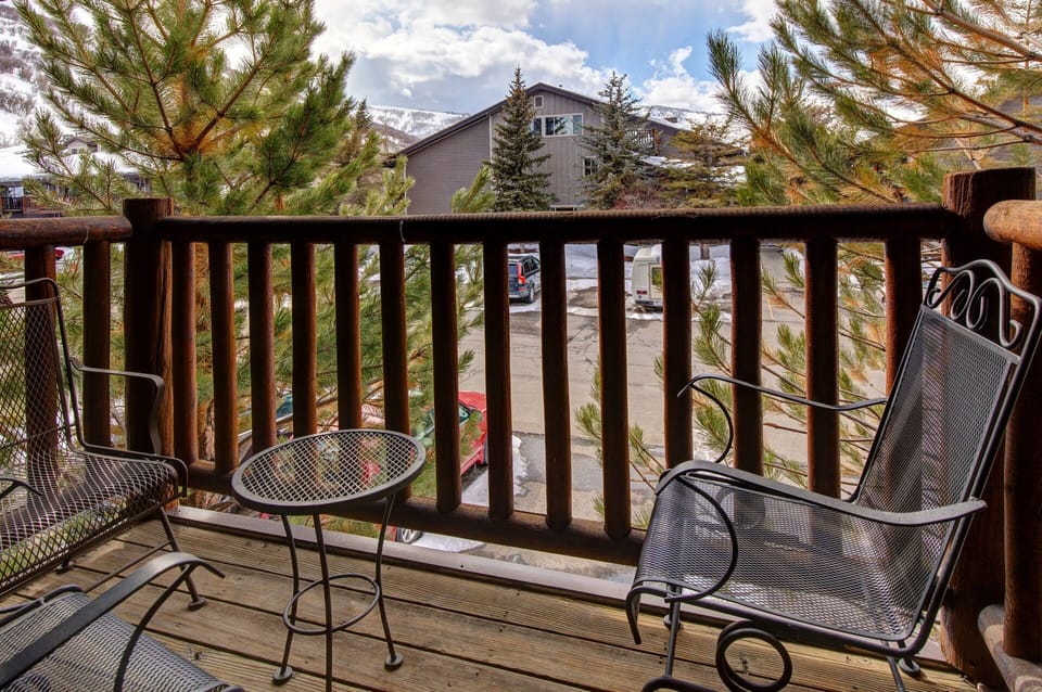 Prospector Lodge 732: Private balcony
