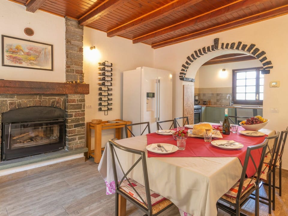 Table, Furniture, Property, Picture Frame, Wood, Chair, Building, Window, Interior Design, Tablecloth