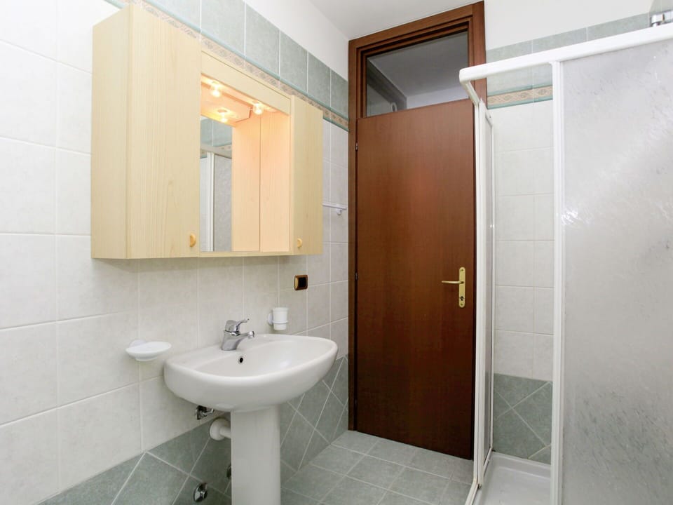 Mirror, Tap, Sink, Property, Plumbing Fixture, Bathroom Sink, Bathroom, Interior Design, Architecture