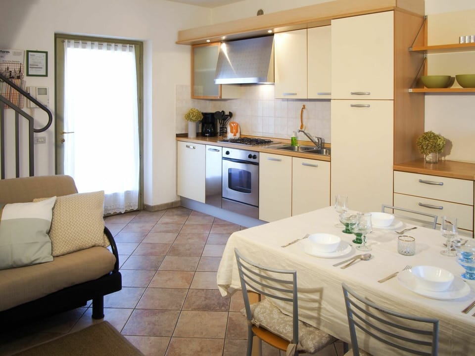 Room, Property, Furniture, Interior Design, Building, Floor, Living Room, House, Table, Ceiling