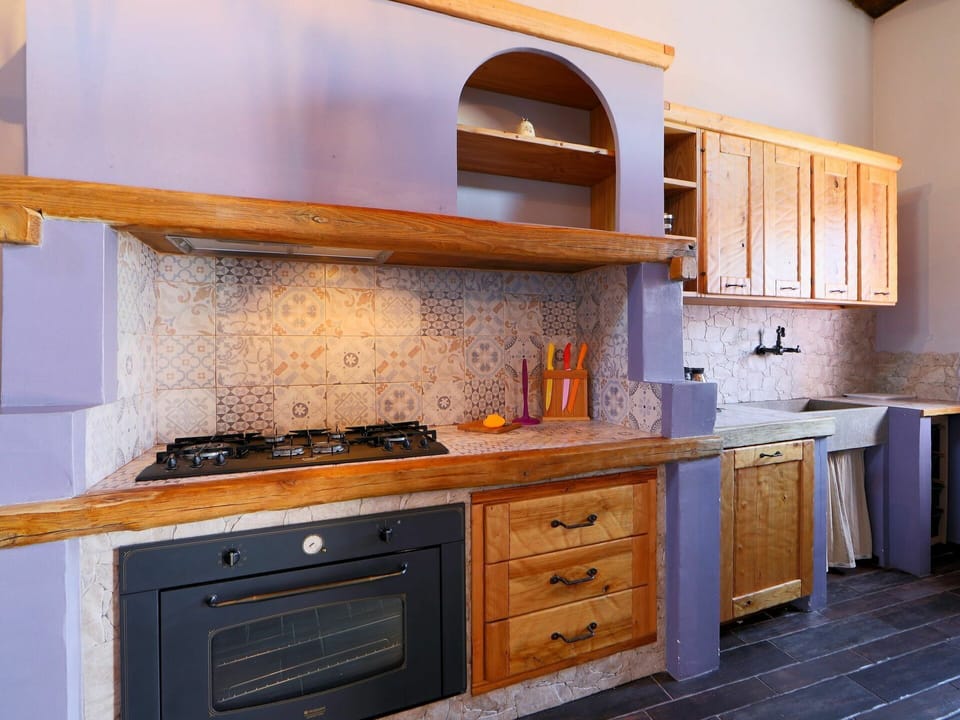 Room, Countertop, Cabinetry, Furniture, Kitchen, Property, Interior Design, Kitchen Stove, Tile, House