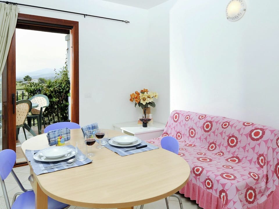Table, Furniture, Property, Plant, Building, Chair, Flowerpot, Interior Design, Window, Lighting