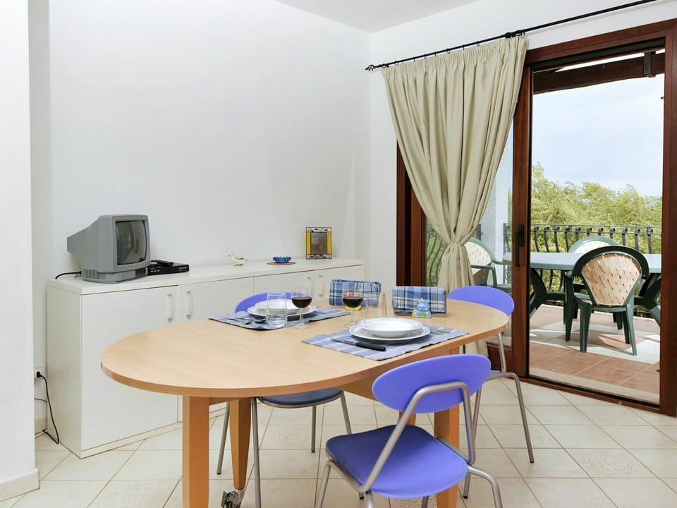 Table, Furniture, Chair, Building, Wood, Interior Design, Window, Flooring, Tree, Floor