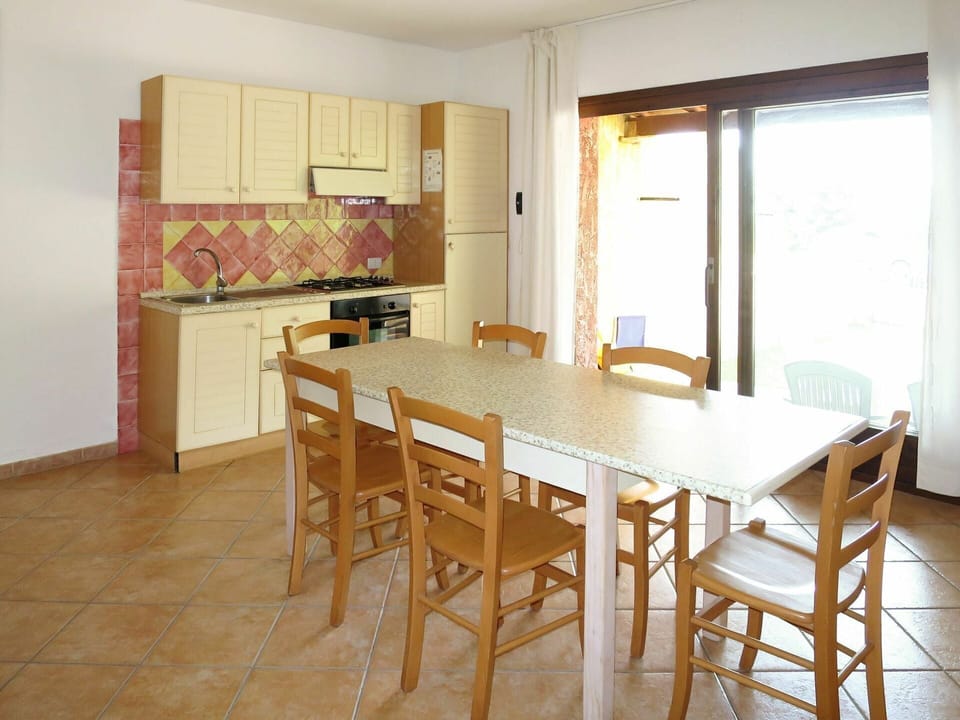 Room, Property, Furniture, Floor, Building, Interior Design, Dining Room, Table, Kitchen, House