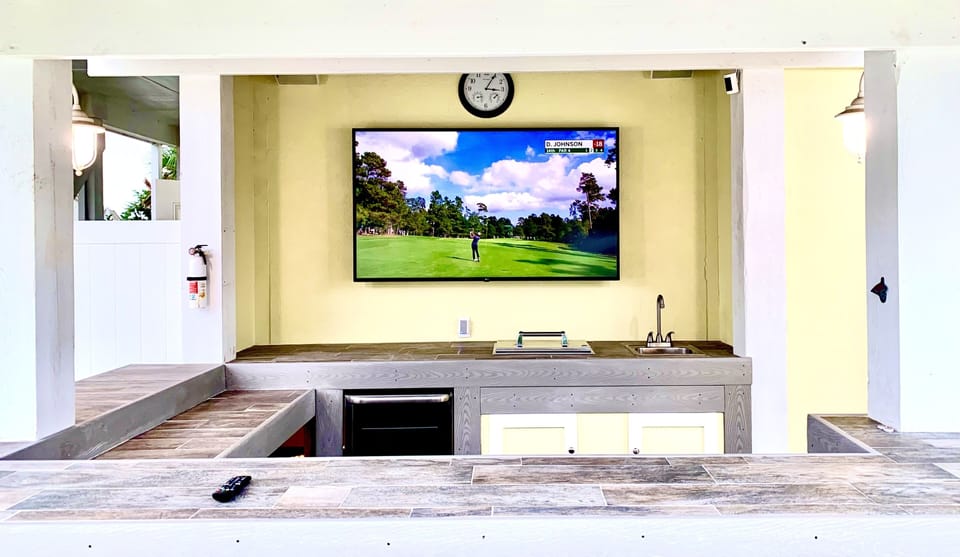  Smart TV at The Oasis Bar & Grill