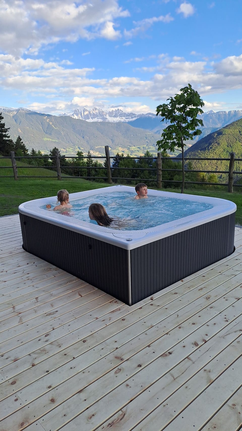Outdoor spa tub