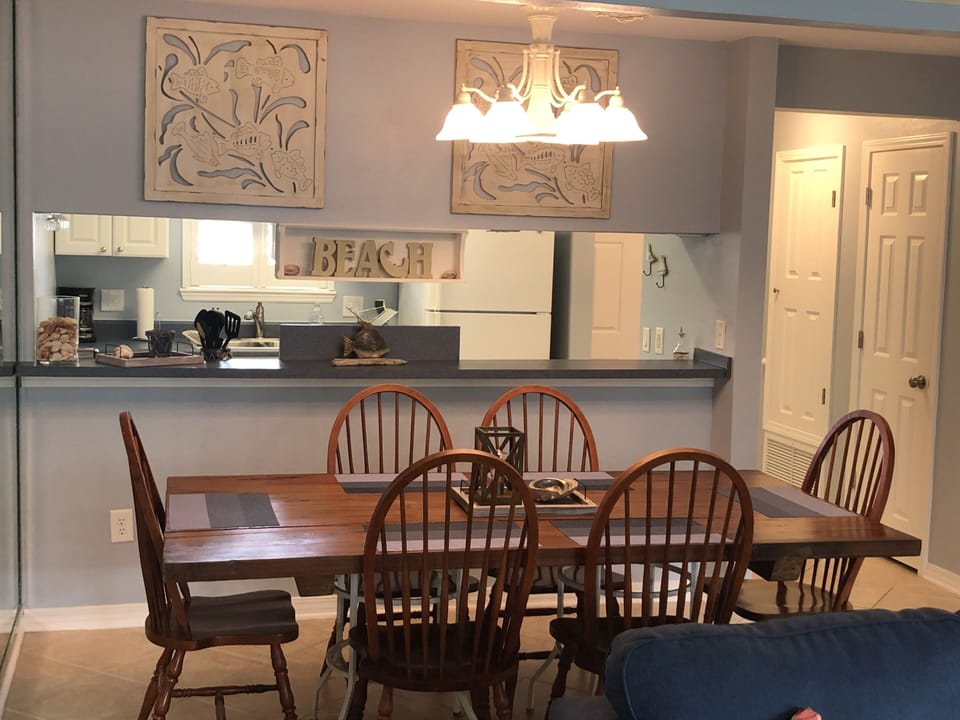 Dining area for 6 quests. 