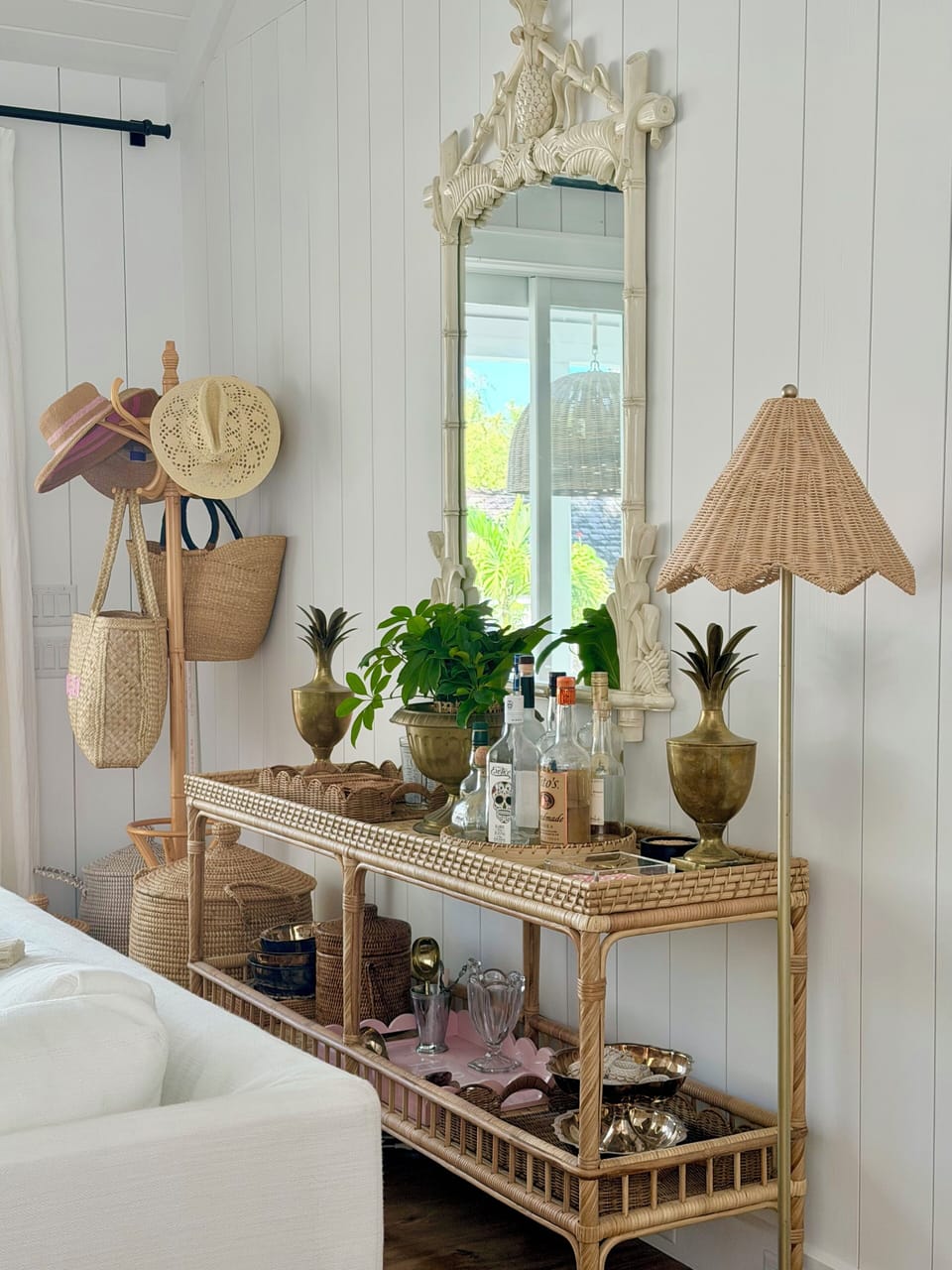 ARALIA LIVING ROOM BAR