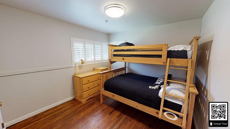 Bedroom 3 Bunk Beds, Twin over Full