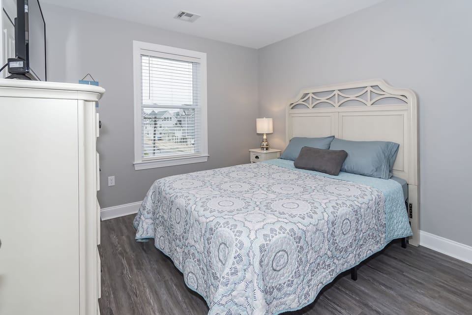 2nd floor queen bedroom