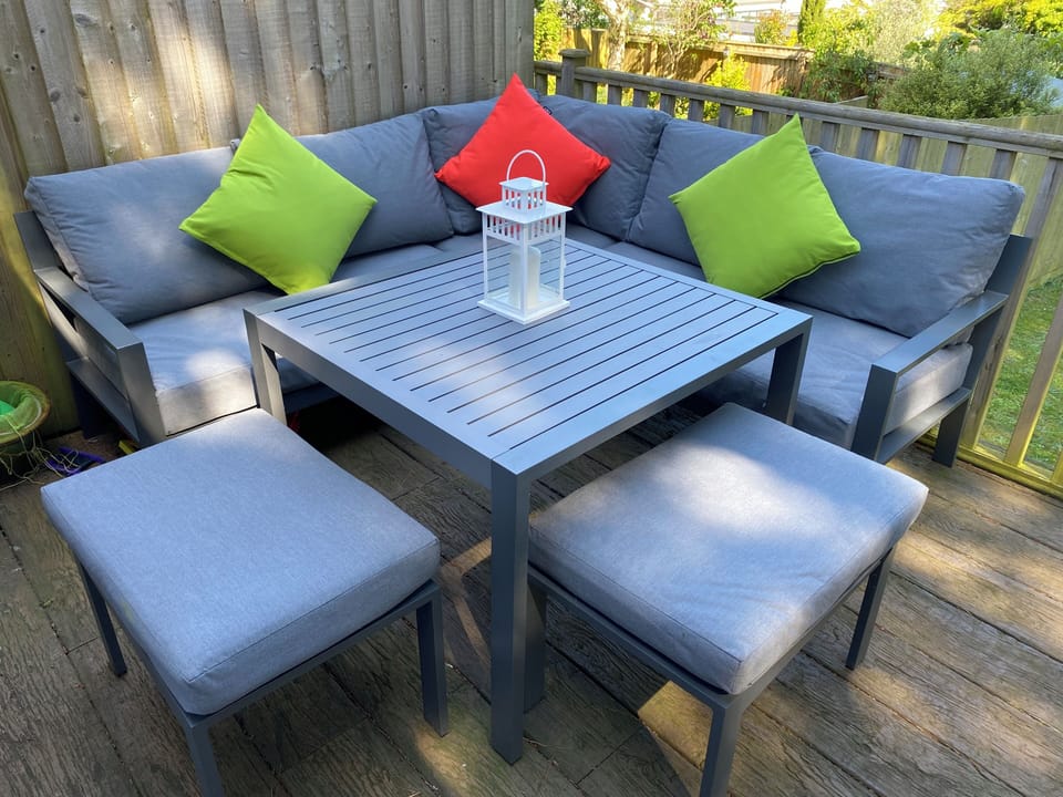 Outdoor seating & dining