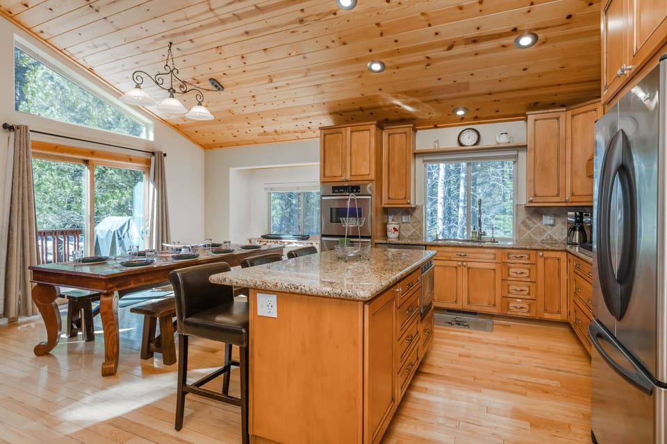 High End Well Stocked Kitchen With Island, USB Outlets & Stainless Steel Appliances