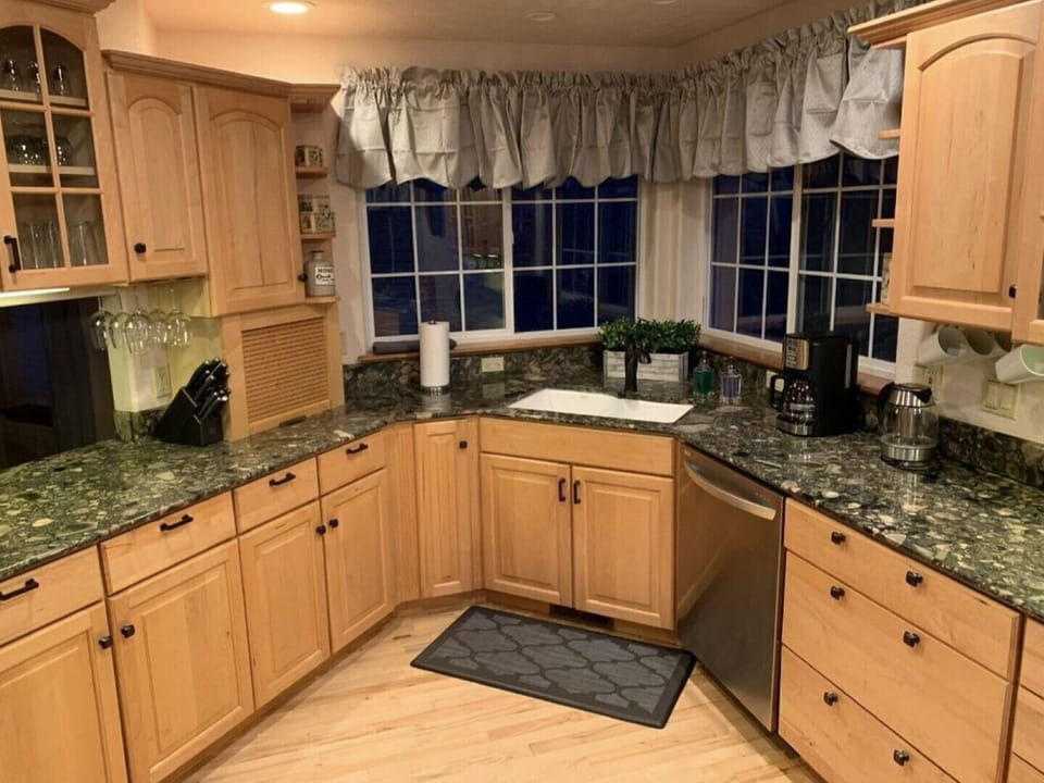 Full kitchen complete with cookware and small appliances