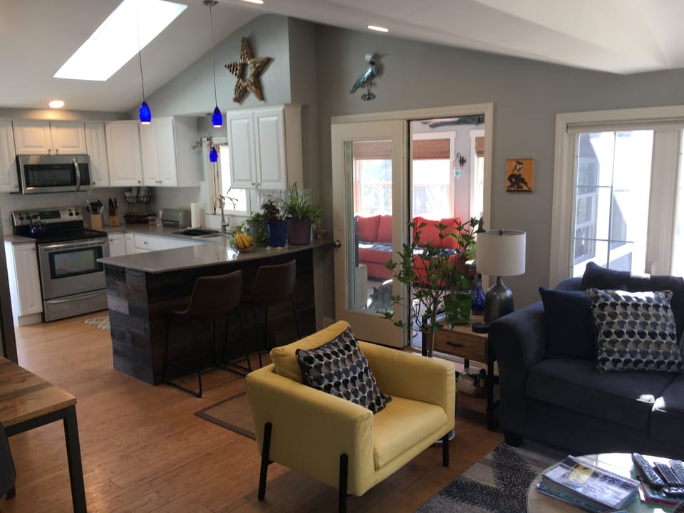 Updated kitchen with breakfast bar seating