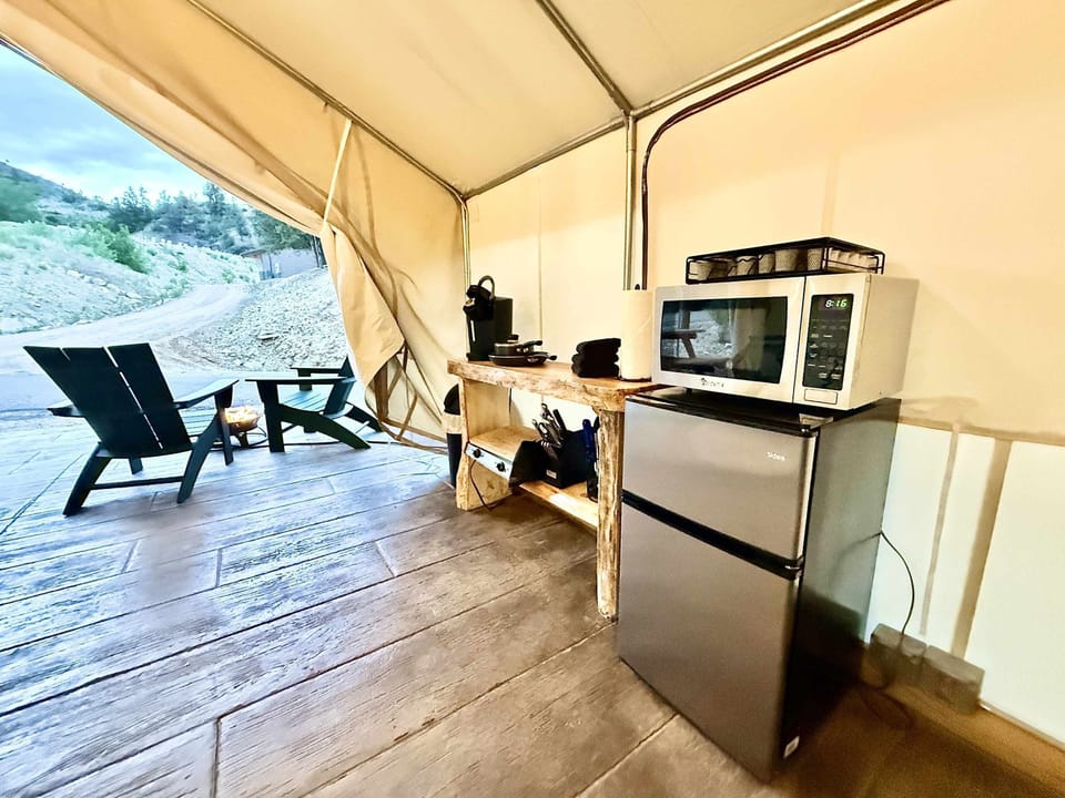 You will have a fridge, microwave, electricity, heating & A/C, hot plate and kitchenware inside your glamping tent at East Zion Resort.