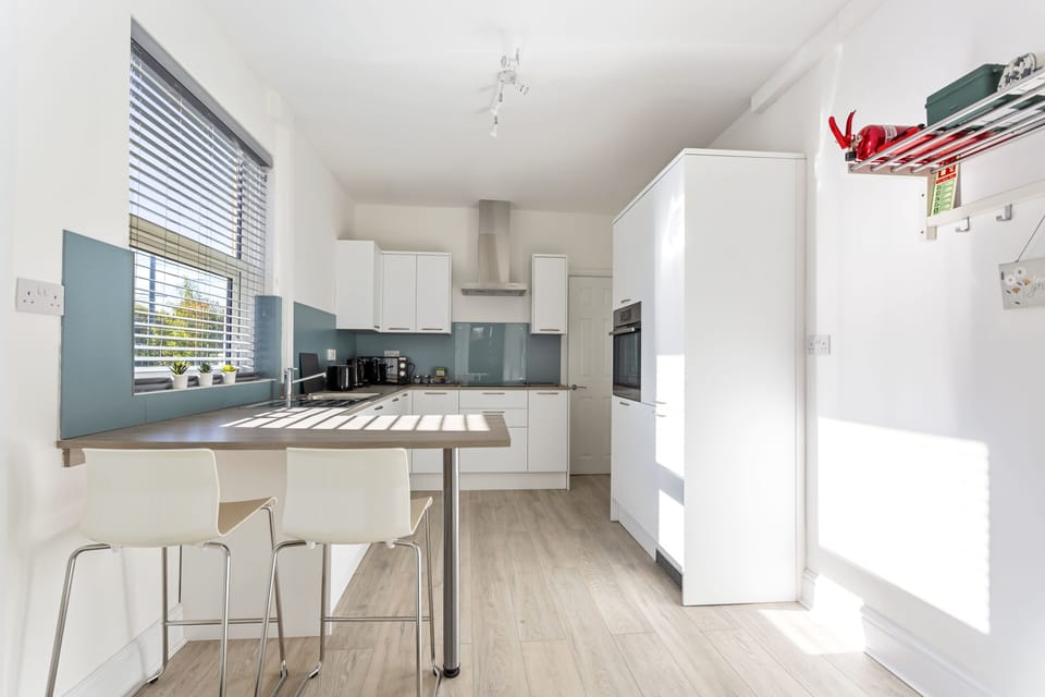 Kitchen and breakfast bar