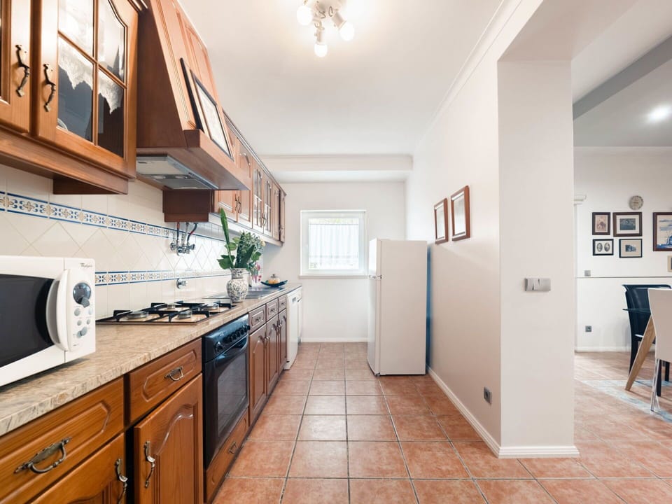 Cabinetry, Property, Furniture, Countertop, Picture Frame, Wood, Lighting, Building, Interior Design, Kitchen