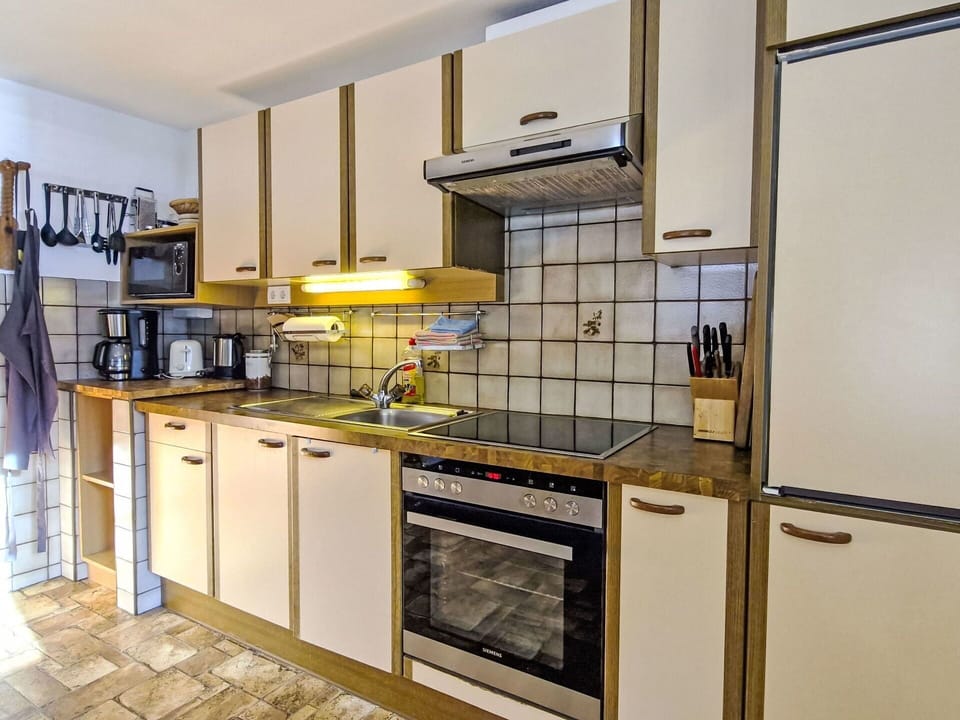 Kitchen Appliance, Major Appliance, Kitchen, Wood, Countertop, Interior Design, Flooring, Cabinetry, Room, Floor