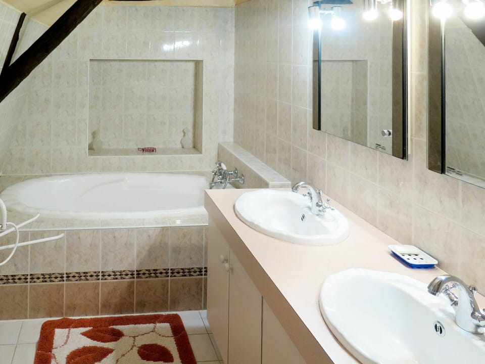 Brown, Mirror, Tap, Sink, Plumbing Fixture, Property, Bathroom Sink, Photograph, Bathtub, White