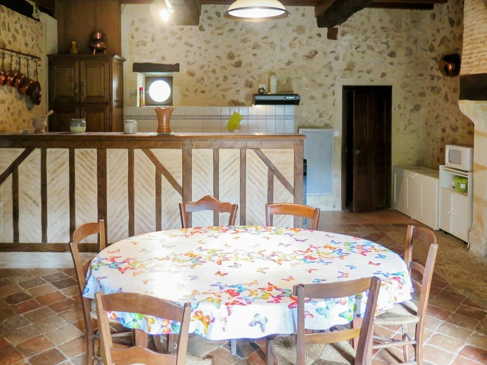 Table, Furniture, Property, Chair, Wood, Interior Design, Lighting, Kitchen & Dining Room Table, Tablecloth, Floor