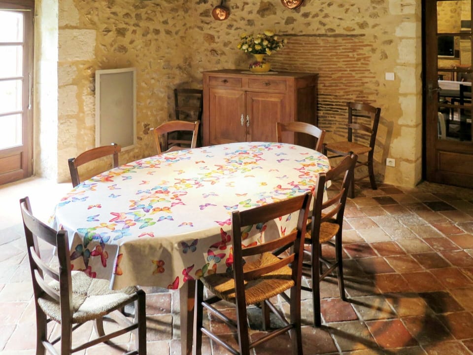 Table, Furniture, Property, Chair, Cabinetry, Tablecloth, Window, Interior Design, Architecture, Wood