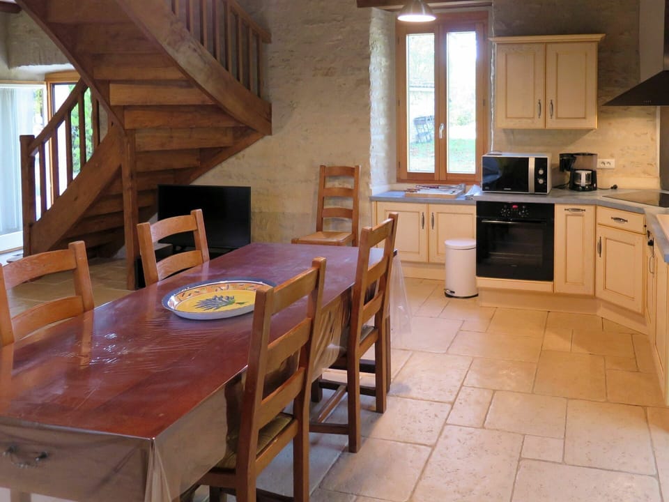 Table, Furniture, Cabinetry, Property, Countertop, Kitchen Appliance, Kitchen Stove, Wood, Home Appliance, Lighting