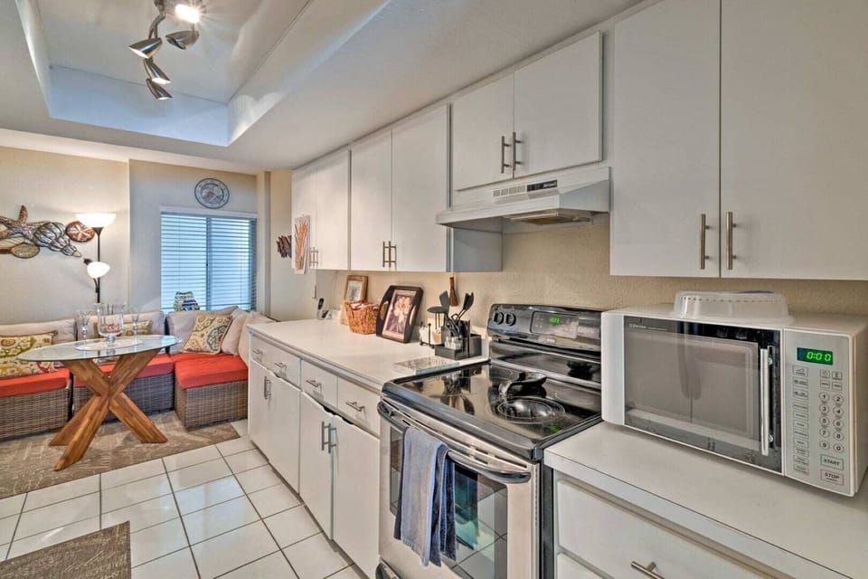 Kitchen with convection oven, dual ovens, air fryer 